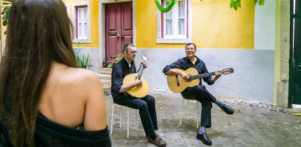 lisbon street performers